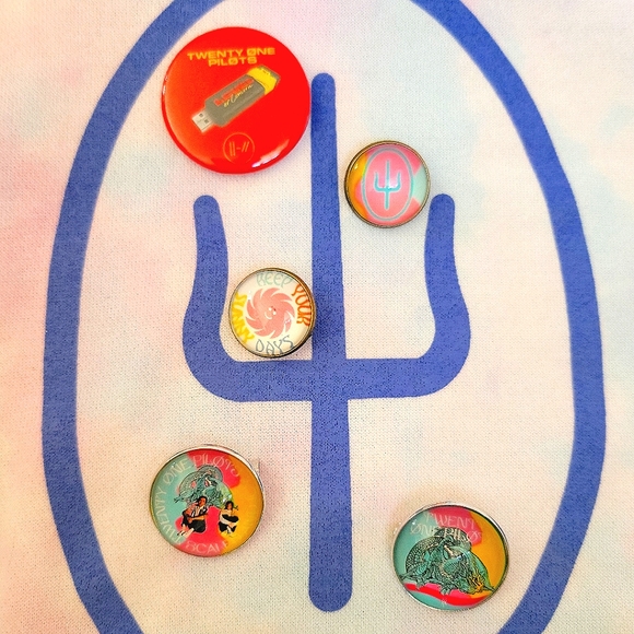 5 Twenty One Pilots Scaled Icy Glass Dome Button Badge + Level of Concern Pin - Picture 3 of 12